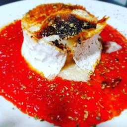 Queso de cabra gratinado  con mermelada de pimientos rojos