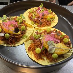 TACOS AL COCHINITA PIBIL CON PIÑA ASADA