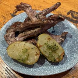 COSTILLAS DE CORDERO A LA BRASA