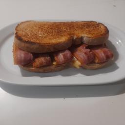 Sándwich de Bacon, solo o con Queso.