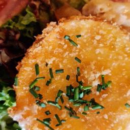 Ensalada rulo cabra frito con nueces y cebolla