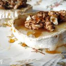 Rulo de cabra al horno con miel y nueces