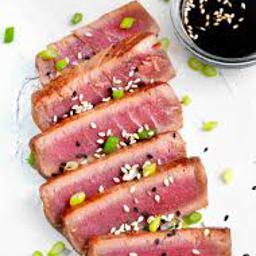 Tataki de atún con vinagreta de soja