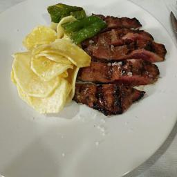 Pluma a la brasa con patatas revolconas