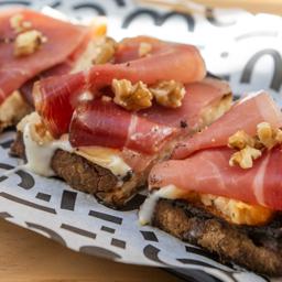 Speck, taleggio y nueces