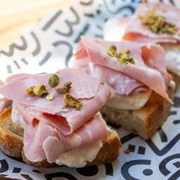 Burrata, mortadella y pistachos