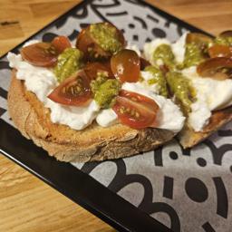Burrata, tomates cherry y pesto