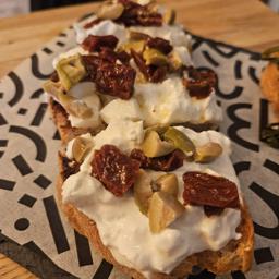 Burrata, tomates secos, olivas