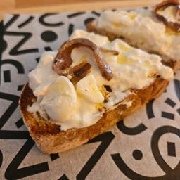 Burrata y anchoas