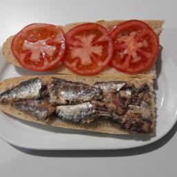 Sardinillas con tomate.o