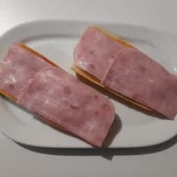 Tosta de pan con tomate y jamón de york.