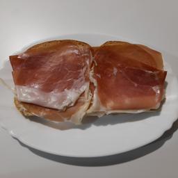 Jamón serrano con tomate. 