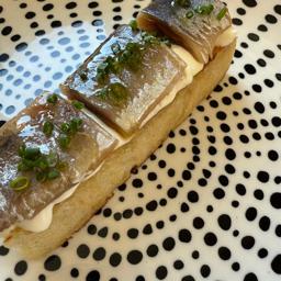 Tostas de focaccia casera con crema de cebreiro y sardina ahumada