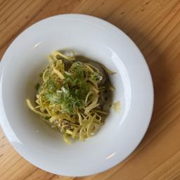 Albóndigas de merluza y langostinos en salsa verde