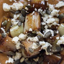 Puerro asado con romescu y cebreiro