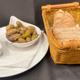 Pan, alioli y aceitunas