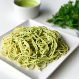 Espaguetis al pesto verde con queso