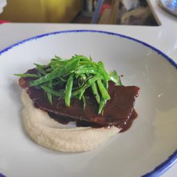Mogote de cerdo de castañas asado con puré de apionabo