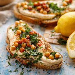Tostadas con humus de garbanzos y crujiente de jamón