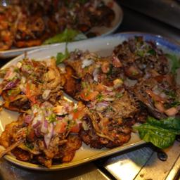 Plátanos tostones con ropa vieja ( típico cubano)