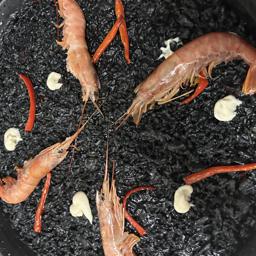 Arroz negro con sepia , tinta de calamar y all i olí.