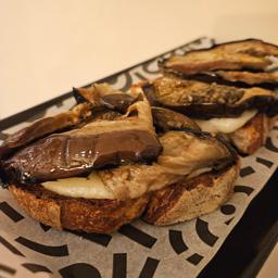 Provolone y berenjenas aliñadas