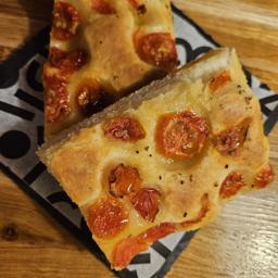 Focaccia genovesa con tomate