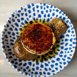Berenjena con miel y queso de cabra