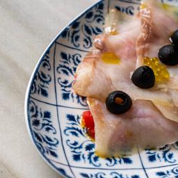 Bacalao ahumado con tomate y aceitunas negras  con aceite de la Comunitat Valenciana