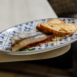 Sardina ahumada con tomate rallado y aceite de oliva de la Sierra de Espadán   