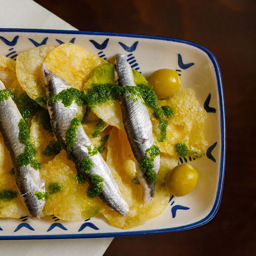 Papas con boquerones, olivas y salsa Mery