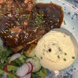 Costillas de ternera glaseada en salsa bourbon con puré de patatas