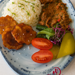 Ropa Vieja de ternera, arroz blanco, tostones y patatas. (típico cubano)