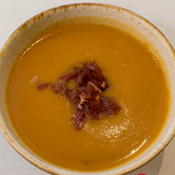 Crema de verduras con toque de aceite de oliva virgen y jamón ibérico