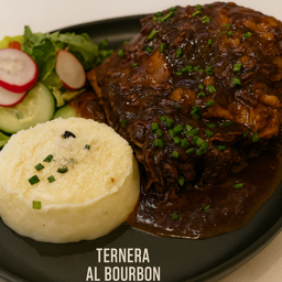 Costillas de ternera glaseada en salsa bourbon con puré de patatas