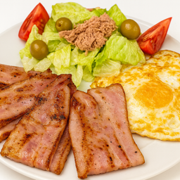 Beicon + huevo frito + ensalada 