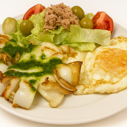 Sepia a la plancha + huevo frito+ ensalada 