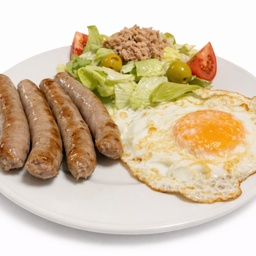 Salchichas + huevo frito + ensalada 
