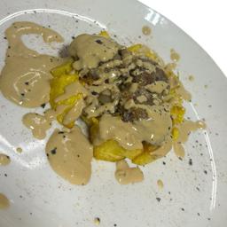 Timbal de Manitas de Cerdo y patata salpicado a la pimienta verde 