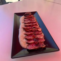 Tataki MAGRET DE PATO sobre pure de manzana
