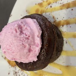 Coulant chocolate con helado de frambuesa 