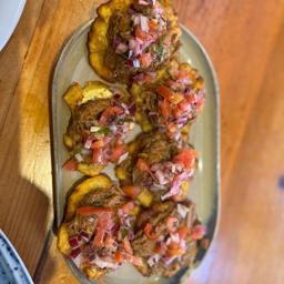 Tostones caribeños con ropa vieja  