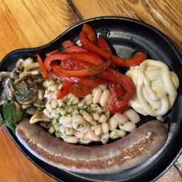 Butifarra de Pagés con Alubias y Champiñones Salteados  
