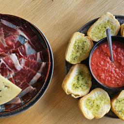 Jamón y Queso con pan de ajo y tumaca